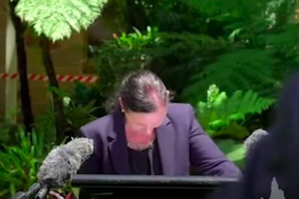 "AKO SE PREVIŠE PRIBLIŽI LICU, JAVITE MI": Ministarka se UKIPILA, po njoj počeo da šeta OGROMAN PAUK! (VIDEO)