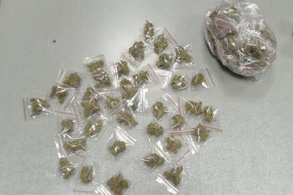 ZAPLENJENA DROGA NA ZVEZDARI! Policija u "golfu" našla paketiće (FOTO)