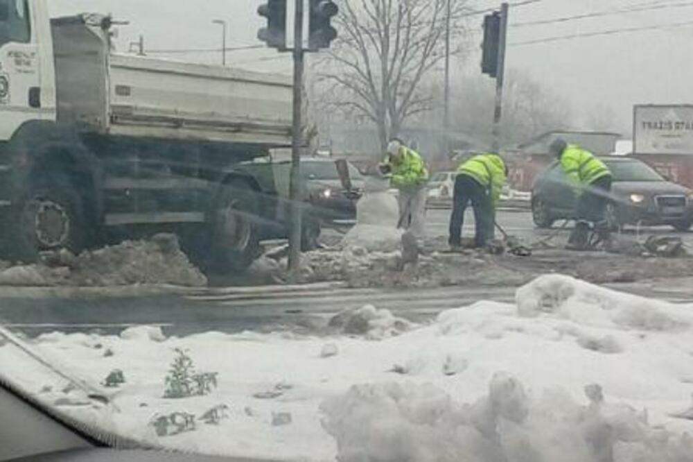 PRIZOR NA NOVOM BEOGRADU MNOGIMA ULEPŠAO DAN: Dok dvojica popravljaju semafor, treći radi OVO (FOTO)