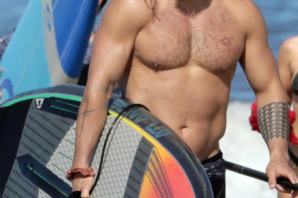 OVO JE NAJZGODNIJI MUŠKARAC NA SVETU, PREPUN TESTOSTERONA I MIŠIĆAVOSTI: Od njegove MUŽEVNOSTI ženama padaju vilice