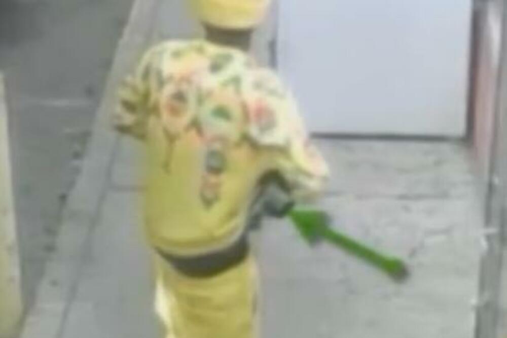 LOPOVU PROPALA PLJAČKA, SKLONIO PIŠTOLJ PA URADIO NEŠTO BIZARNO: Policija traga za ŽUTIM banditom (VIDEO)