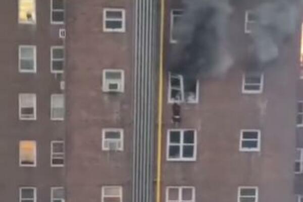 STRAVIČNO SPUŠTANJE NIZ OLUK ZGRADE: Izbio POŽAR, tinejdžeri jedva spasili ŽIVE GLAVE (VIDEO)