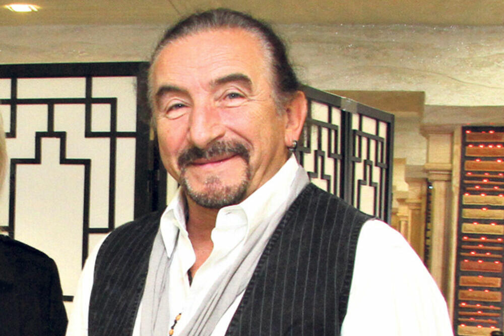 ZNAMO GA KAO ŽELJKA BEBEKA, ALI U DOKUMENTIMA STOJI DRUGO IME: Ovako se zapravo ZOVE legendarni PEVAČ