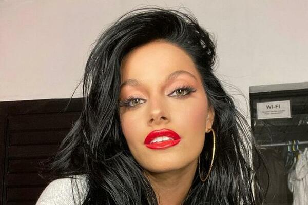 DIBALA NE ZNA ZA POSLOVICU "ČUVAJ SE ŽENE SA ZELENIM OČIMA"! Divlja prošlost, odlučan stav, pogled koji provocira!