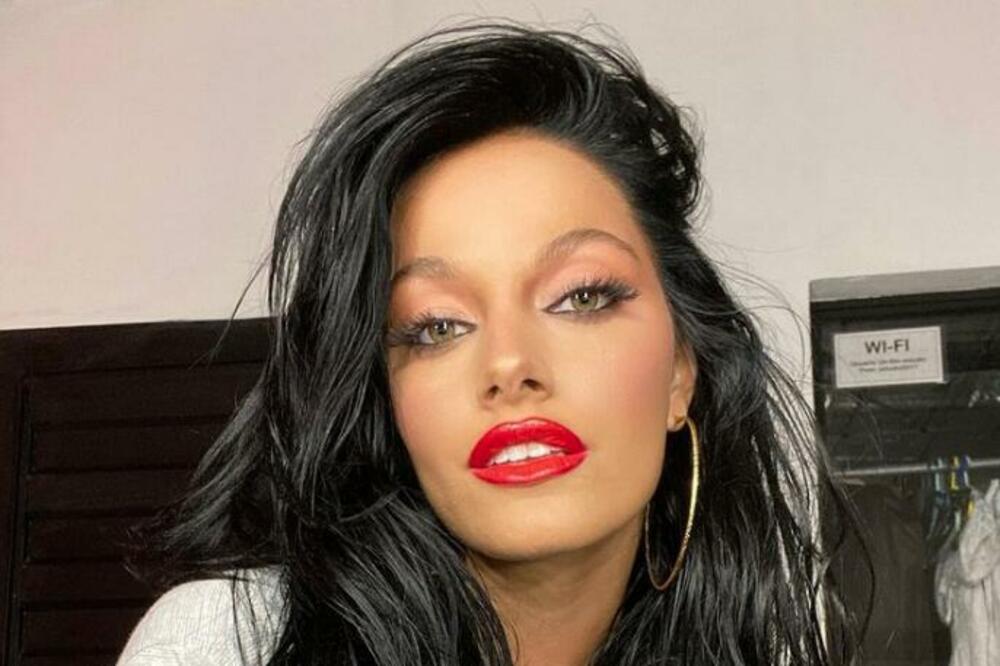 DIBALA NE ZNA ZA POSLOVICU "ČUVAJ SE ŽENE SA ZELENIM OČIMA"! Divlja prošlost, odlučan stav, pogled koji provocira!