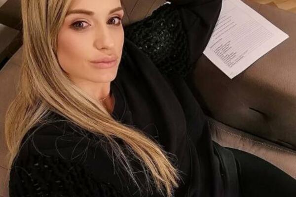 GLUMICA ANJA MIT PROSLAVILA DEVOJAČKO VEČE! U jednom trenutku je dobila i IZNENAĐENJE koje će ZAUVEK PAMTITI