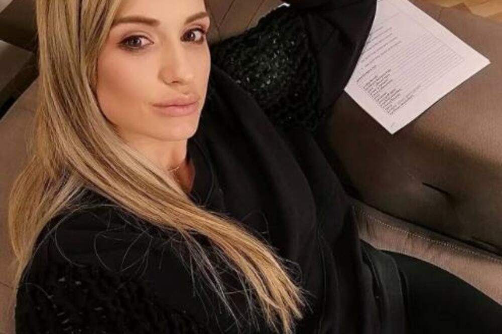 GLUMICA ANJA MIT PROSLAVILA DEVOJAČKO VEČE! U jednom trenutku je dobila i IZNENAĐENJE koje će ZAUVEK PAMTITI