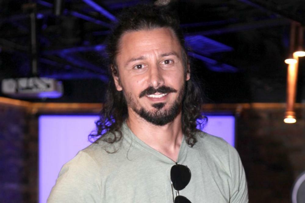 KAKVU JE BOGINJU LEPOTE UPECAO: Naš voditelj ima ŽENU koju bi SVAKO POŽELEO, a od medija se KRIJE, PREDIVNA