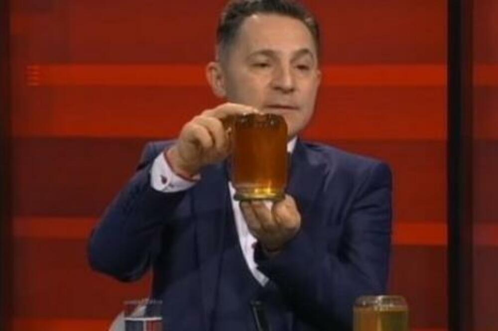 OVAKO ĆETE IZDALEKA PREPOZNATI DA LI JE MED PRAVI: Ne dajte da vas "FARBAJU", stvar koja SKROZ OTKRIVA