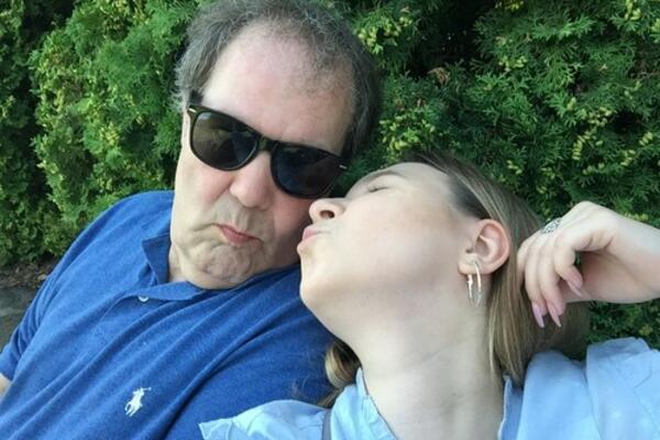 KAO 19-GODIŠNJAKINJA UŠLA U VEZU SA MATORCEM, A SADA JE SVI PREZIRU: Njih dvoje imaju DOGOVOR, evo o čemu se RADI!