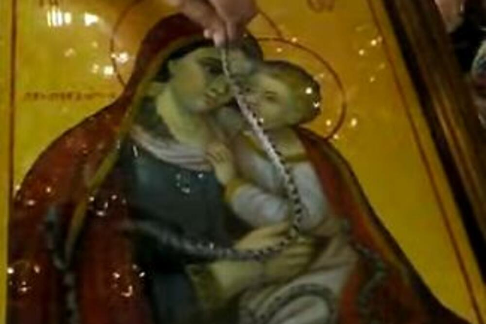 ZMIJE GMIŽU PO IKONI I MEĐU VERNICIMA, MEŠTANIMA TO NIJE NIŠTA NEOBIČNO: Evo kad ih NAJVIŠE IMA (VIDEO)