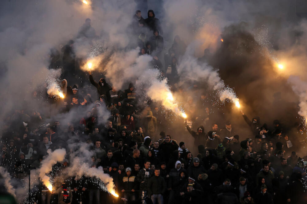 GROBARI NAPRAVILI ŠOU U HUMSKOJ: Bakljada najvatrenijih navijača zbog jesenje titule prvaka (FOTO)