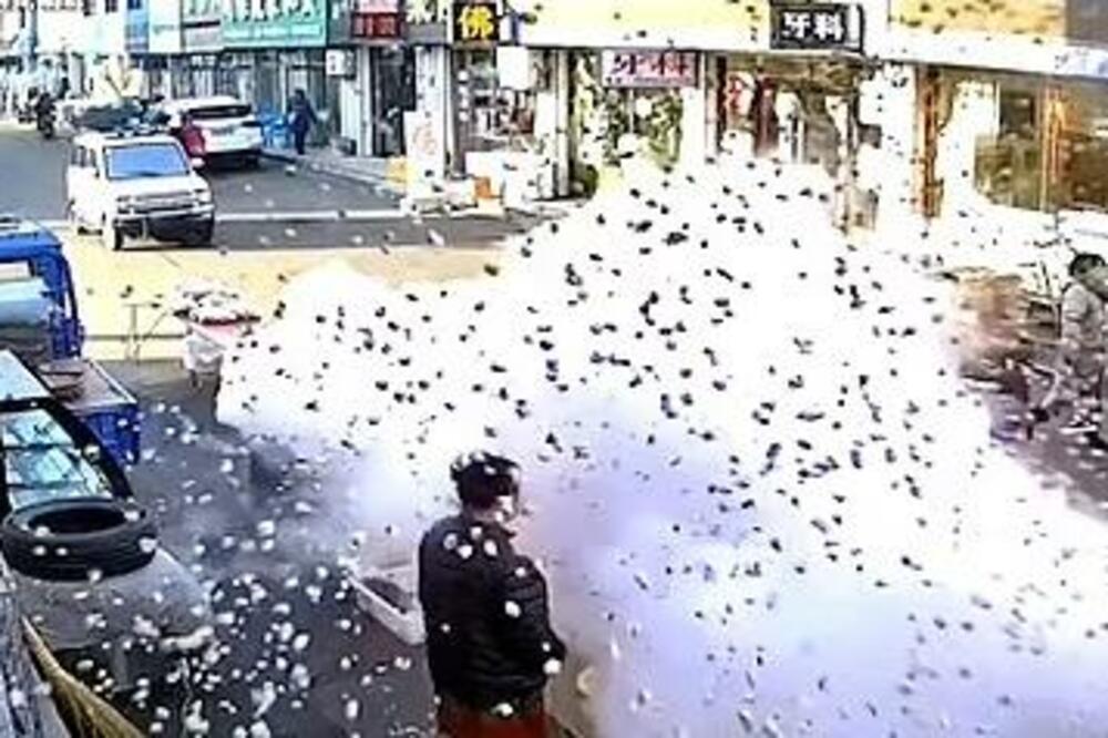 EKSPLODIRALE KAO BOMBA! Kokice letele kao geleri, ljudi nisu znali šta ih je snašlo, HIT SNIMAK (VIDEO)