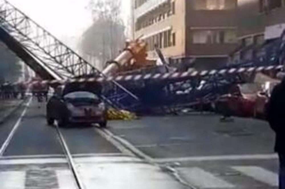 DIZALICA USMRTILA TROJE LJUDI U POZNATOM ITALIJANSKOM GRADU: Oštećeno i nekoliko automobila! (VIDEO)