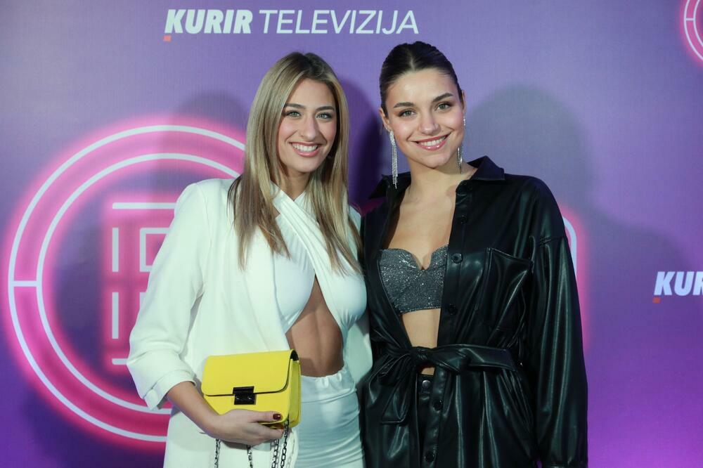 DOŠLA NA NAJBOLJU ŽURKU U GRADU, SVI POGLEDI UPRTI U NJU: DEKOLTE ove pevačice je mnoge mamio da popiju PIĆE VIŠE!