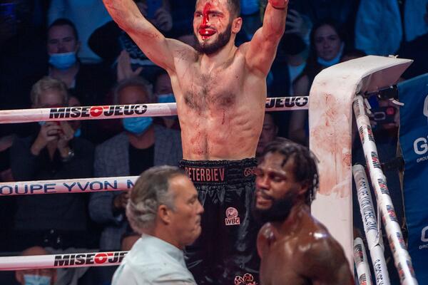 KRV NA SVE STRANE, PRETILI MU PREKIDOM: Ruski bokser onda EKSPRESNO patosirao rivala - 17 nokauta u 17 borbi! VIDEO