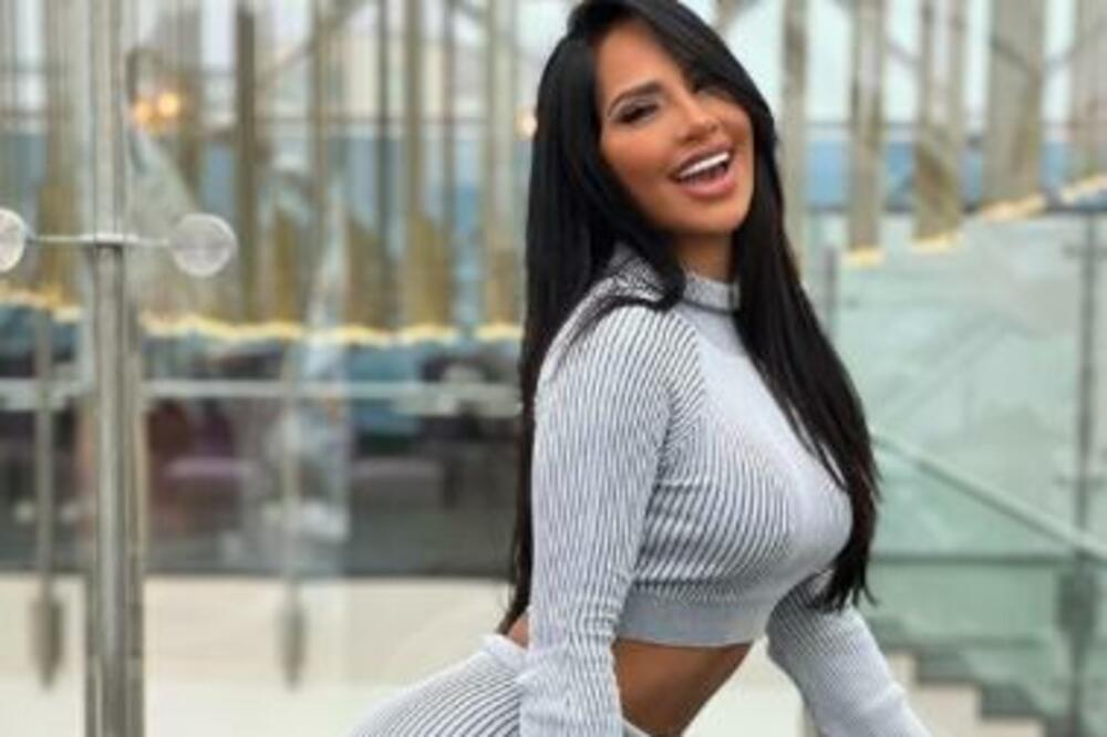 JAO, ŠTA NAM RADIŠ! Manekenka pokazala ZAŠTO JE SAN MUŠKARACA: Ima obline od kojih ZASTAJE DAH! (FOTO)