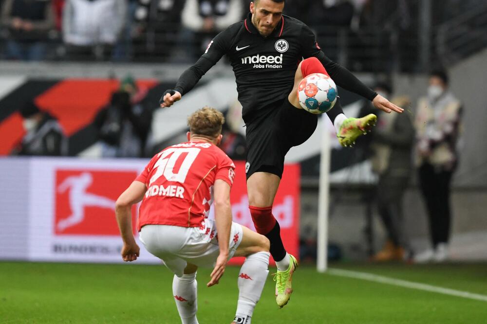 KOSTIĆEV FRANKFURT NASTAVIO USPON: Arminija priredila šok u Lajpcigu!