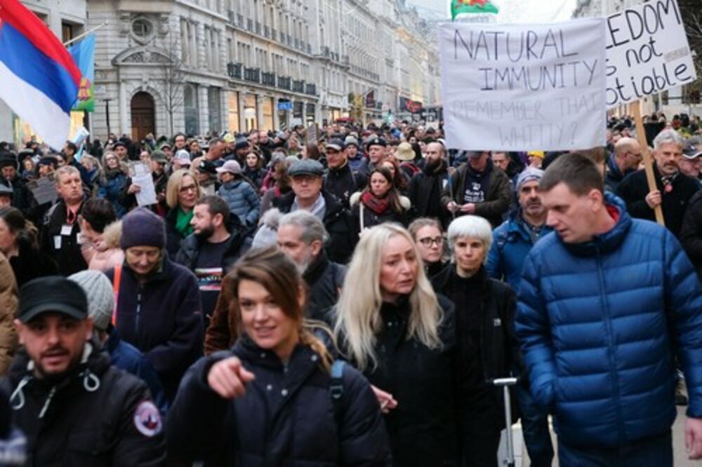 HILJADE LJUDI PROTESTUJE U LONDONU: Digli se na NOGE zbog KOVID PROPUSNICA (VIDEO)