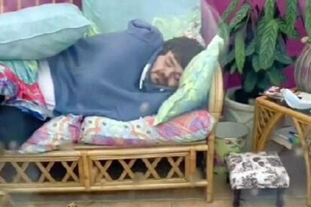 PIJAN KAO LETVA PROMAŠIO SVOJU KUĆU: Žena terala NEPOZNATOG MUŠKARCA, postao je HIT na društvenim MREŽAMA (VIDEO)