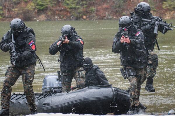RAZBIJANJE LEDA I RONJENJE NA 5 STEPENI! Pogledajte kako izgleda obuka specijalaca na Tari (VIDEO)