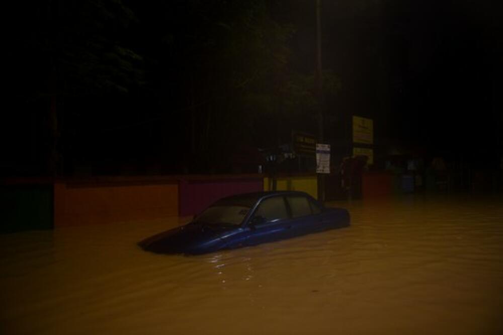 POPLAVE NEVIĐENIH RAZMERA U MALEZIJI: Evakuisano više od 22.000 ljudi (FOTO)