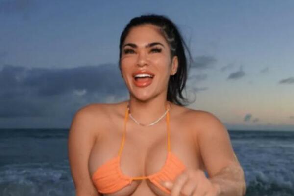 POKAZALA NIKAD UŽI INTIMNI DEO, ŠAVOVI POPUCALI ZBOG PREVELIKIH GRUDI: Pala na kolena, pa obradovala sav MUŠKI ROD