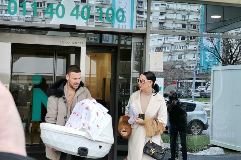 SVI POGLEDI UPRTI KA NOSILJKI, LJUDI NE PRESTAJU DA BULJE U JEDNU STVAR: Ovo je Gobeljina zamisao?! (FOTO)