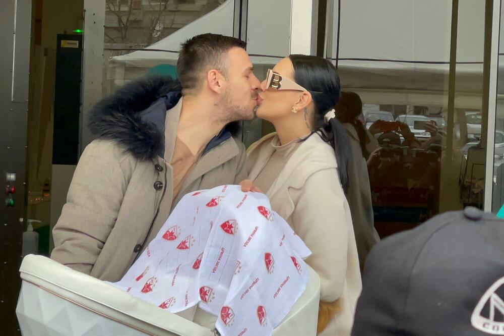 NAKON POROĐAJA, NOVE RADOSNE VESTI U DOMU KAĆE I GOBELJE: Pevačica se JAVNO OGLASILA, fanovi PRESREĆNI!