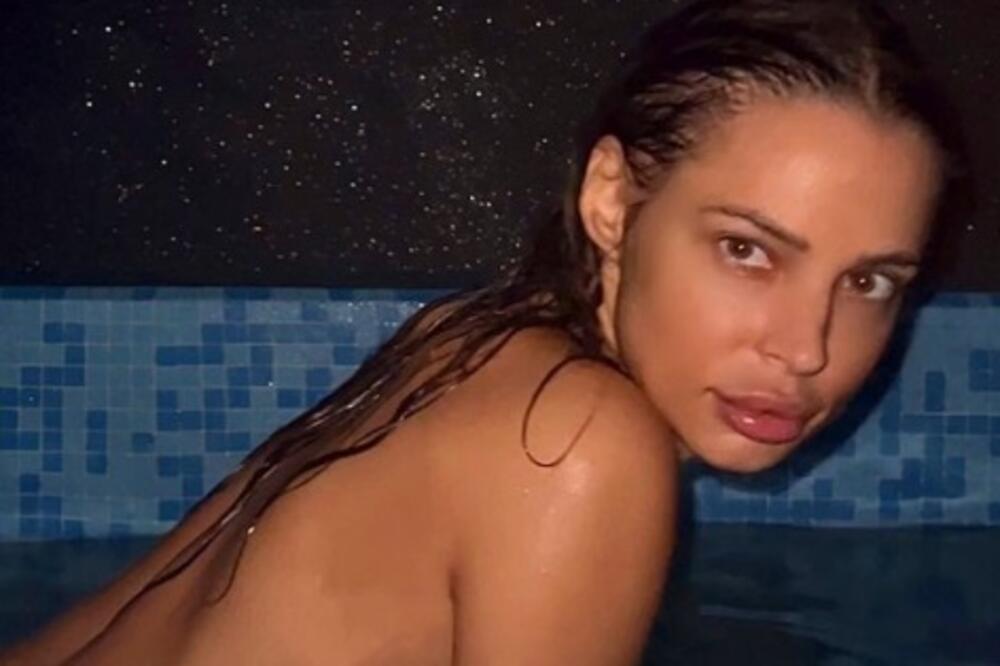 ISCURELE GOLIŠAVE FOTKE NATAŠE ŠAVIJE: Preko intimnog dela SAMO TRAČICA, SILIKONI KIPE dok ona gleda ka KAMERI