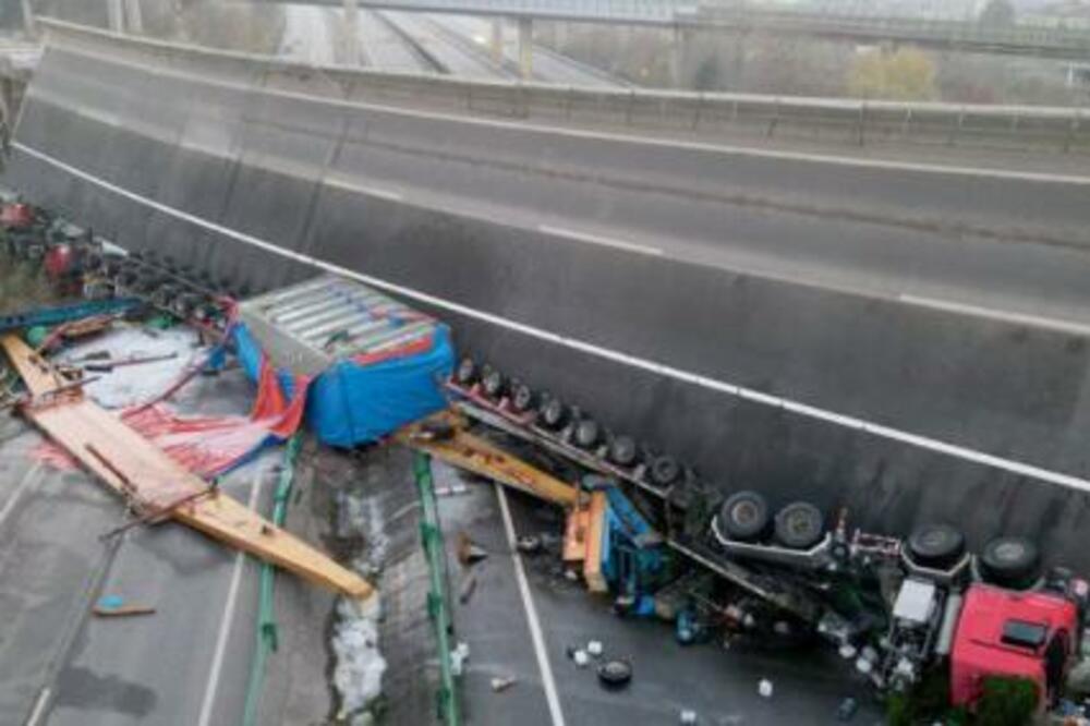 STRAŠNE SLIKE IZ KINE: Most se srušio nasred autoputa, poginule 4 osobe (VIDEO)