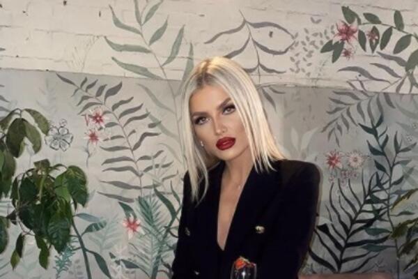 BIVŠA BRENINA SNAJKA NIKAD BOLJA! Od glave do pete u CRNOM, liniju dovela do SAVRŠENSTVA: Jedan DETALJ svi gledaju!