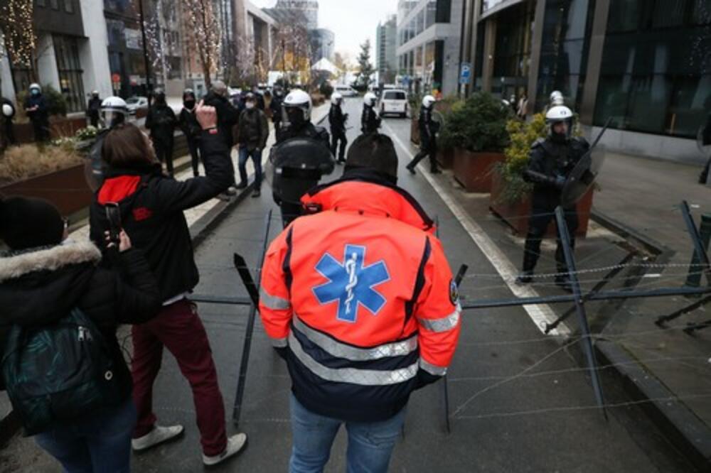BRISEL NA NOGAMA: Masovni protesti protiv kovid mera!