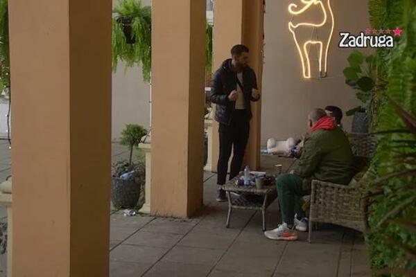 SKANDAL U ZADRUZI! VIKI NOŽEM ISEKLA MARKOVE STVARI: Pa zavodila drugog zadrugara!