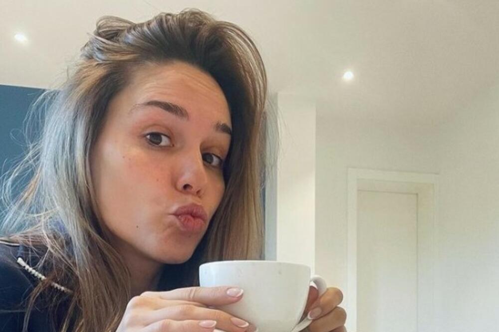 A DO SKORO JE BILA FINA SLATKICA: Batelićka OSVANULA U FETIŠARSKOM IZDANJU, okrenula POZADINU KAMERI, FATALNO JE!