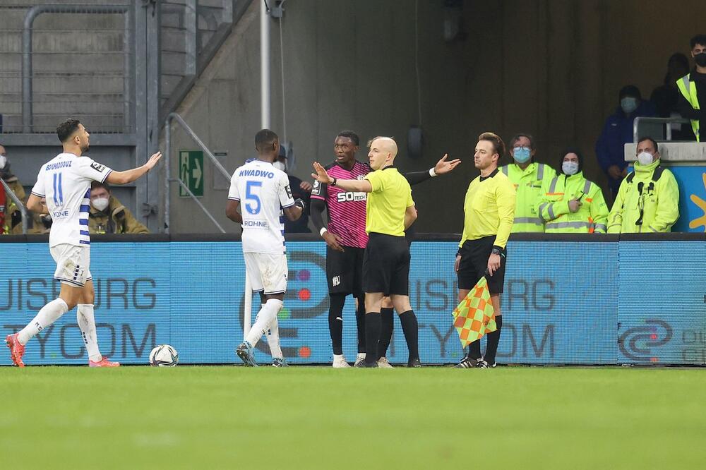 ISTORIJSKI HAOS U NEMAČKOJ: Izbio veliki incident zbog RASIZMA! Utakmica se nakon PREKIDA NIJE NASTAVILA!