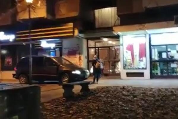 Žena sa DETETOM stala ispred VOZAČA, on hoće DA JE ZGAZI: Isplivao ZGRAŽAVAJUĆI SNIMAK iz CENTRA BEOGRADA! (VIDEO)