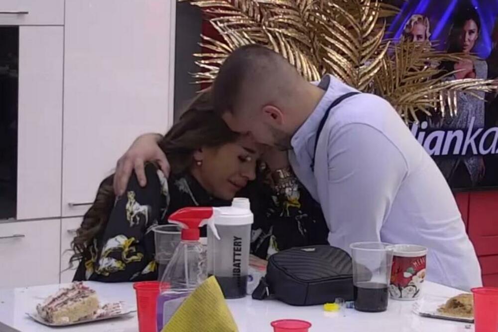 POGODILA IH PESMA PA ZAGRLJENI PLAKALI PRED SVIMA: Dalila i Dejan RONILI SUZE, pukle ih emocije! (VIDEO)