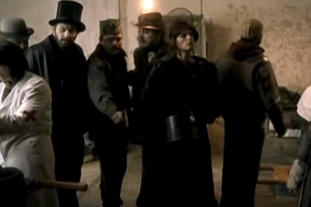 TEŠKO SE POVREDIO NA SNIMANJU! NAŠ GLUMAC KALAŠNJIKOVOM PUCAO SEBI U OKO: Pukom srećom izbegao SMRT!