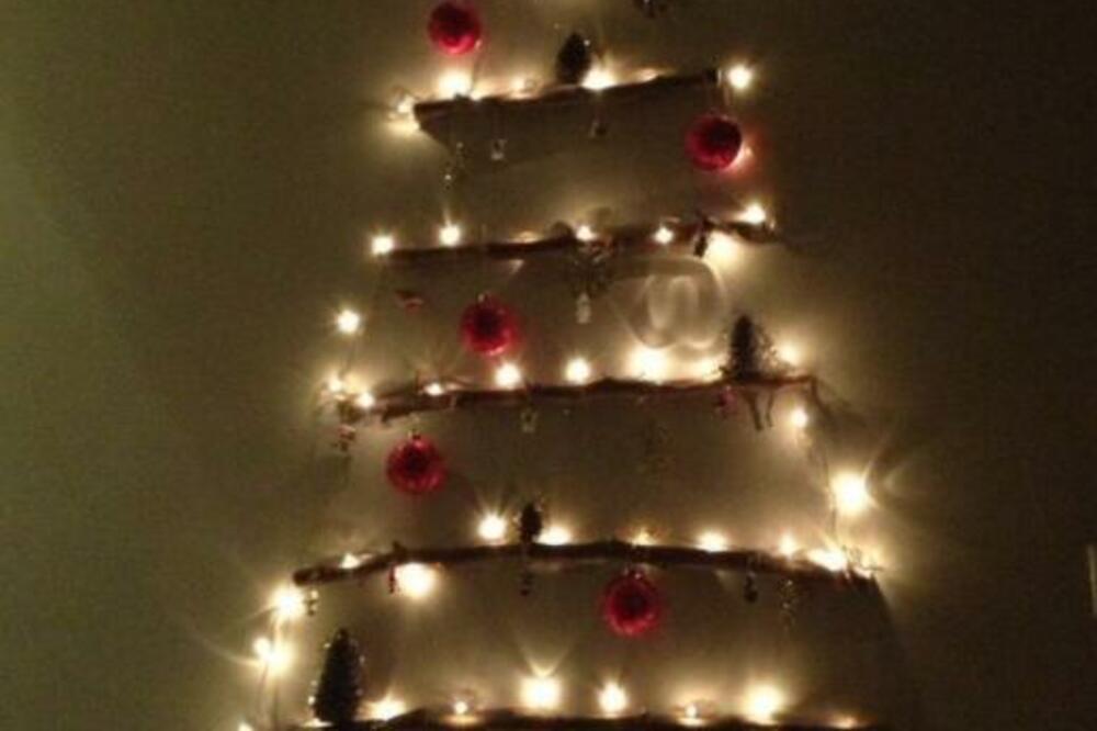 SAM SVOJ MAJSTOR: Napravite najoriginalniju JELKU uz samo par stvarčica sa police (FOTO)