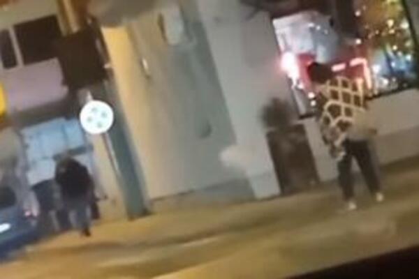 ČUDAN PRIZOR U OBRENOVCU! Muškarac umotan u ĆEBE radio bizarnu stvar nasred ULICE, VOZAČI gledaju i NE VERUJU VIDEO