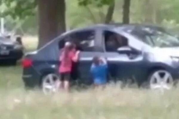 IZBACILI DECU IZ KOLA KAKO BI MOGLI DA IMAJU VRELU AKCIJU: Ovo će vas ZAPREPASTITI, a tek reakcije MALIŠANA! VIDEO