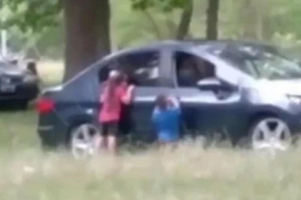 IZBACILI DECU IZ KOLA KAKO BI MOGLI DA IMAJU VRELU AKCIJU: Ovo će vas ZAPREPASTITI, a tek reakcije MALIŠANA! VIDEO