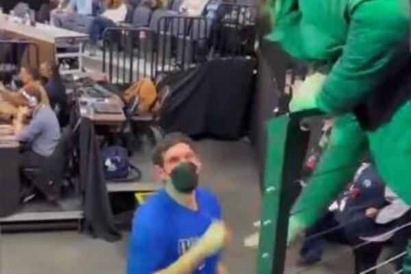 DEDA MRAZ NIJE POTREBAN PORED OVAKO UPORNE DEVOJKE! Izdejstvovala da BOBI ZAGRLI njenog dečka! ČEKAĆEMO CELU NOĆ!