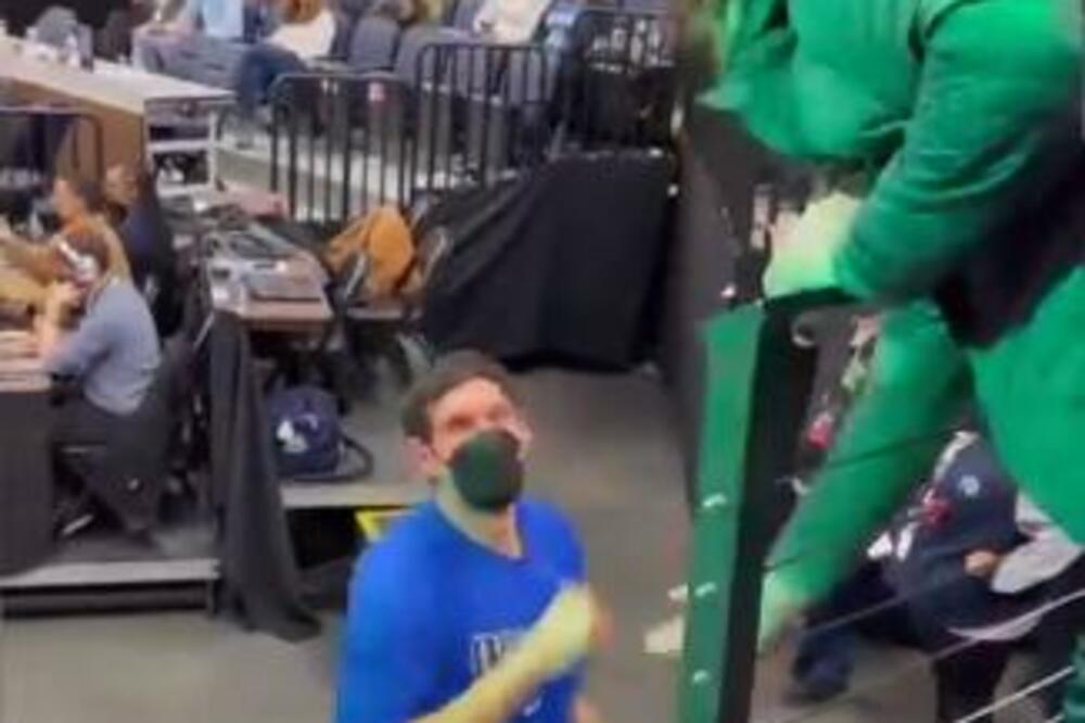 DEDA MRAZ NIJE POTREBAN PORED OVAKO UPORNE DEVOJKE! Izdejstvovala da BOBI ZAGRLI njenog dečka! ČEKAĆEMO CELU NOĆ!