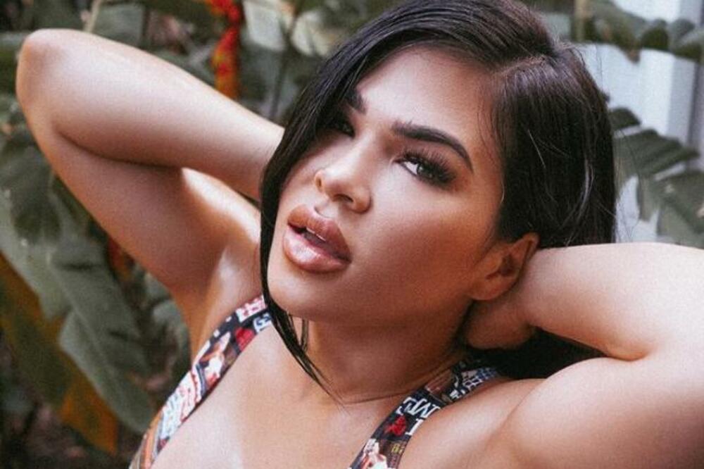 MINI BIKINI KOJI VIŠE OTKRIVA NEGO ŠTO POKRIVA: Se*si MMA borkinja još jednom ZAVRTELA PAMET MUŠKARCIMA! (VIDEO)