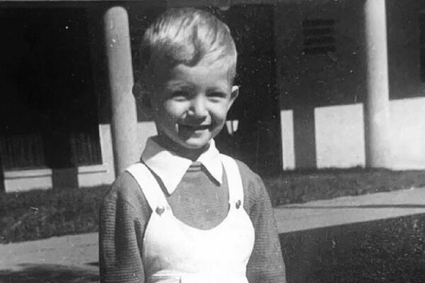 MAESTRO JE SRPSKOG POZORIŠTA! DEČAKA SA SLIKE GENERACIJE POZNAJU I DANAS BRILJIRA U MNOGIM OSTVARENJIMA! (FOTO)