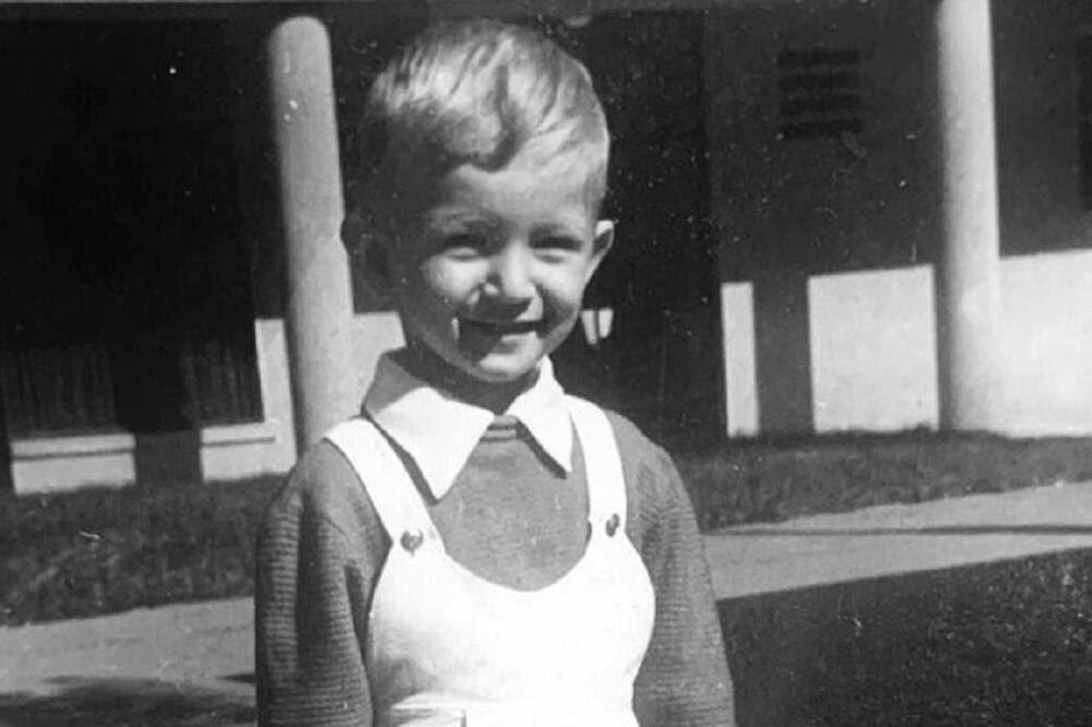 MAESTRO JE SRPSKOG POZORIŠTA! DEČAKA SA SLIKE GENERACIJE POZNAJU I DANAS BRILJIRA U MNOGIM OSTVARENJIMA! (FOTO)