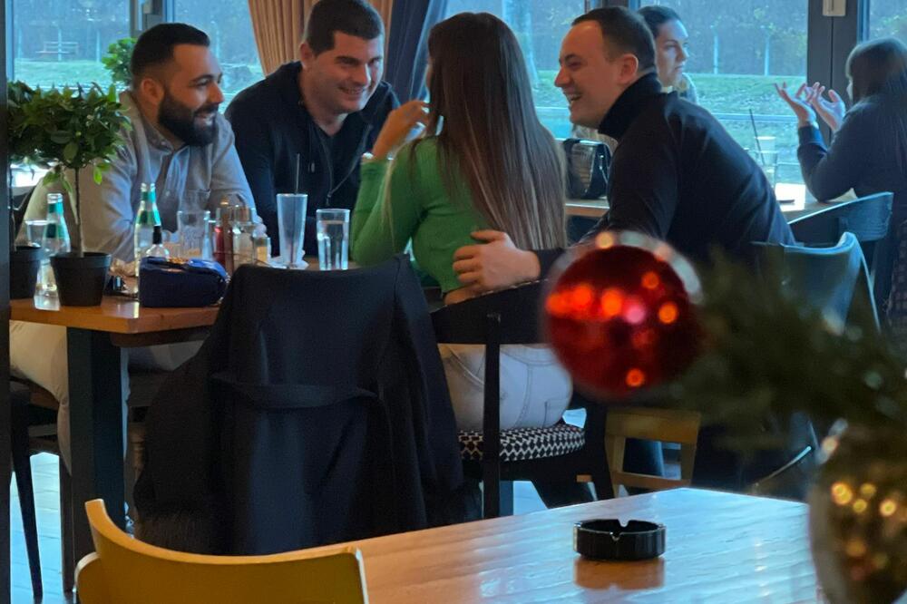 ESPRESO PAPARAZZO! Ulovili smo našu najatraktivniju voditeljku: RAZMENJIVALA NEŽNOSTI PRED SVIMA SA NJIM! (FOTO)