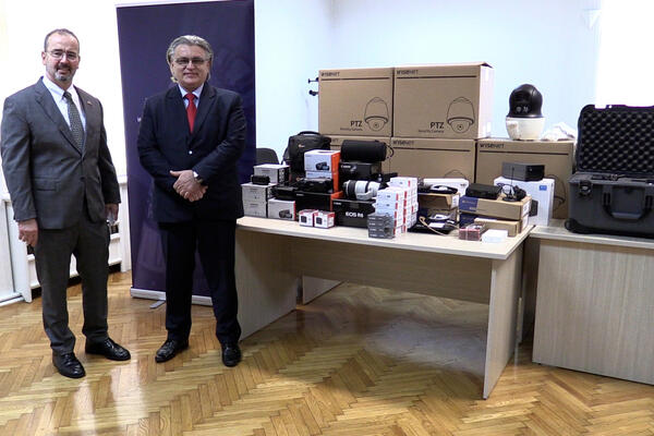 AMBASADA SAD DONIRALA OPREMU SLUŽBI ZA BORBU PROTIV DROGA: Bogdan Pušić i Entoni Godfri prisustvovali primopredaji